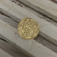 Broche Moneda Mediana Dorado Brillo
