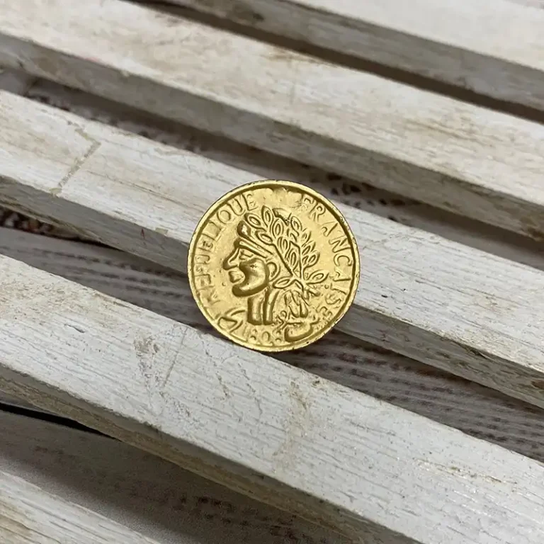 Broche Moneda Mediana Dorado Mate