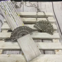 Cuelga Abanicos de Tachas Plateado