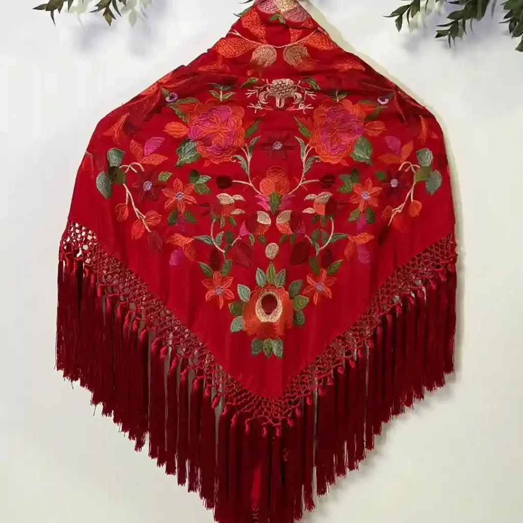 Mantoncillo rojo bordado con flecos para traje de flamenca
