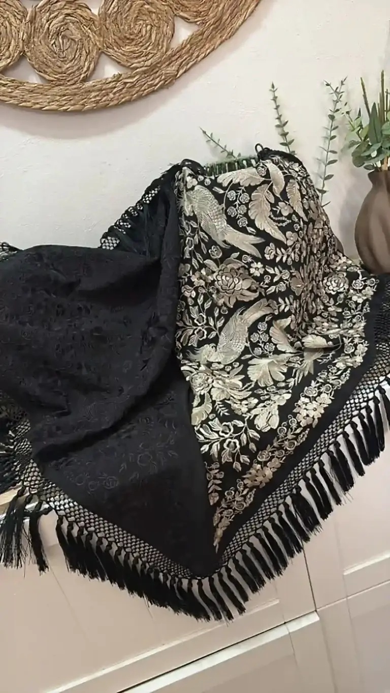 Mantón Mod. Papagayo - Negro/Beige